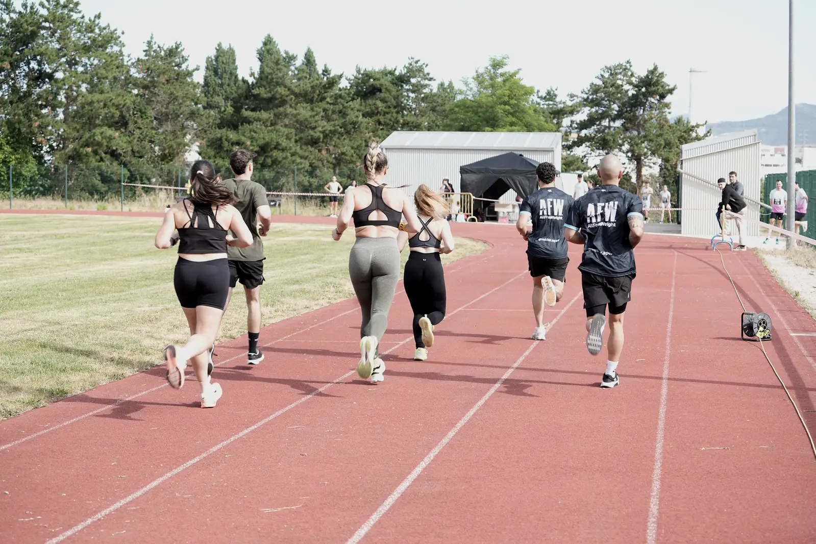 Atletas en la pista de atletismo durante Vektor Apex Barañáin 2026